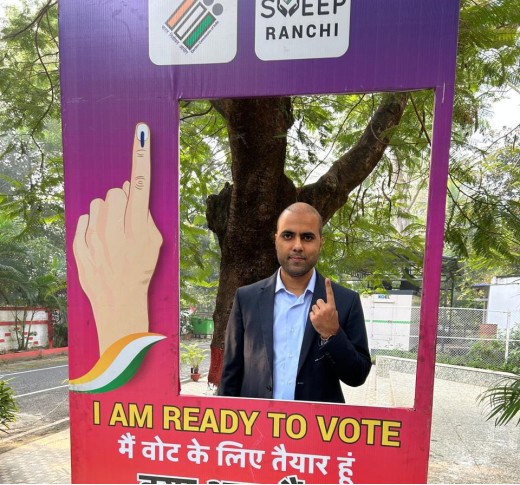 अपर मुख्य निर्वाचन पदाधिकारी संदीप सिंह ने जवाहर नगर बूथ 339 पर किया मतदान
