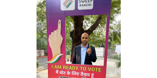 अपर मुख्य निर्वाचन पदाधिकारी संदीप सिंह ने जवाहर नगर बूथ 339 पर किया मतदान
