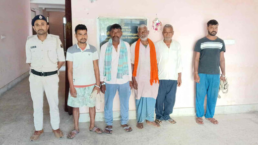 मद्य निषेध विभाग की छापेमारी : 33 लीटर से अधिक अवैध शराब बरामद, सात गिरफ्तार 