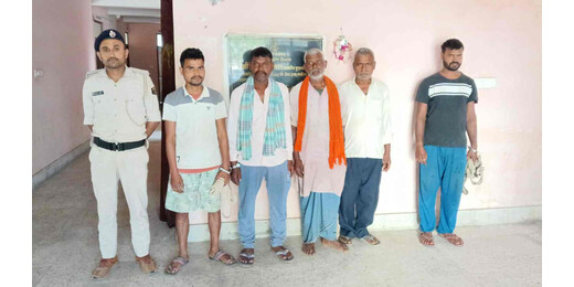 मद्य निषेध विभाग की छापेमारी : 33 लीटर से अधिक अवैध शराब बरामद, सात गिरफ्तार 