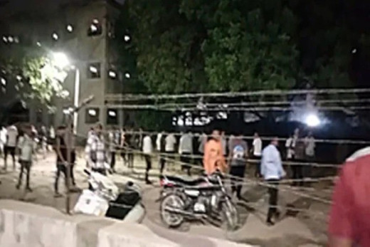 गुजरात विश्वविद्यालय के छात्रावास में नमाज अदा कर रहे विदेशी छात्रों पर हमला
