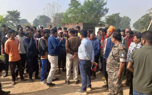 बूथ संख्या 139 पर ग्रामीणों ने किया चुनाव बहिष्कार, प्रशासन से लिखित आश्वासन की मांग