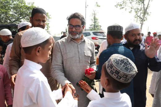 किशनगंज में ईद मिलन समारोह में प्रशांत किशोर ने कहा नीतीश सिर्फ मुखौटा, सरकार दिल्ली से चल रही
