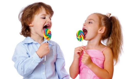 बच्चों में है ज्यादा मीठा खाने की आदत, तो तुरंत अपना लें ये खास टिप्स