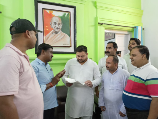 बीआर अंबेडकर बिहार विश्वविद्यालय अतिथि प्राध्यापक संघ ने तेजस्वी यादव को सौंपा सेवा नियमितीकरण का प्रतिवेदन