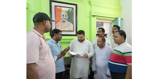 बीआर अंबेडकर बिहार विश्वविद्यालय अतिथि प्राध्यापक संघ ने तेजस्वी यादव को सौंपा सेवा नियमितीकरण का प्रतिवेदन