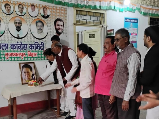  कांग्रेस ने सोनिया गांधी का 78वां जन्मदिन केक काटकर मनाया