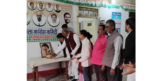 कांग्रेस ने सोनिया गांधी का 78वां जन्मदिन केक काटकर मनाया