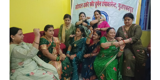 सावन मिलन में महिलाओं ने बांटी खुशियां, डांस और गेम्स के साथ मनाया उत्सव