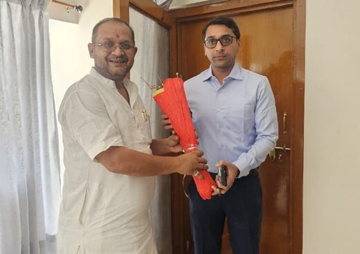 नवनियुक्त डीएम तनय सुल्तानिया से मिले नगर परिषद सभापति, बुके देकर दी बधाई
