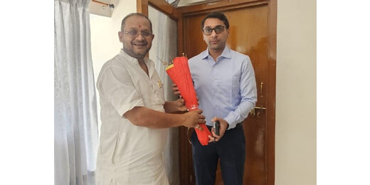 नवनियुक्त डीएम तनय सुल्तानिया से मिले नगर परिषद सभापति, बुके देकर दी बधाई