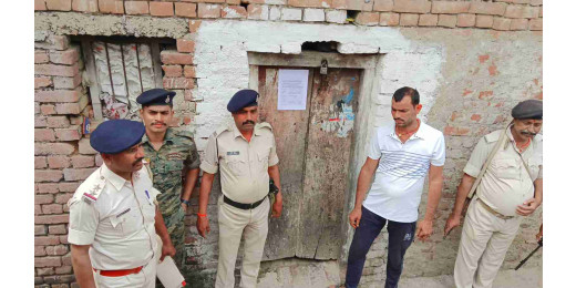 मोस्ट वांटेड अपराधियों के घर पर पुलिस ने चिपकाया इश्तेहार