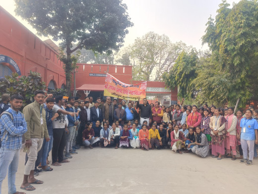 एनएसएस ने जर्जर सड़क की सफाई कर समाज सेवा की मिसाल पेश की, महाविद्यालय परिसर में हुआ आयोजन