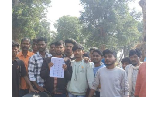 बीएलओ की लापरवाही से 110 जीवित मतदाताओं के नाम मतदाता सूची से हटे, हंगामा