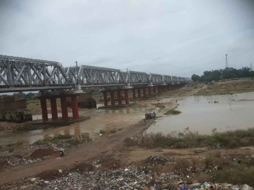 किऊल नदी में पानी का बहाव शुरू, अस्थाई संपर्क पथ से आवागमन बाधित 