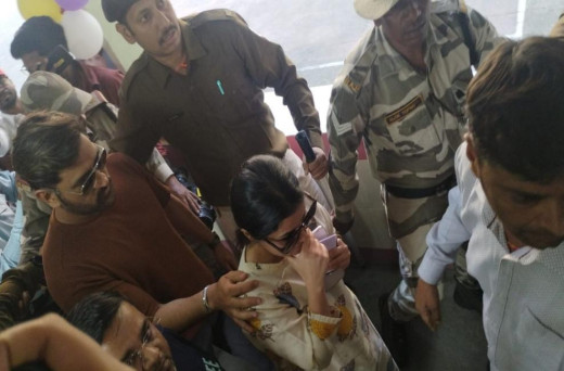 जेबीएम श्यामली स्कूल में महेंद्र सिंह धोनी ने अपने परिवार के साथ किया मतदान