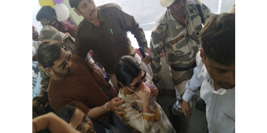 जेबीएम श्यामली स्कूल में महेंद्र सिंह धोनी ने अपने परिवार के साथ किया मतदान