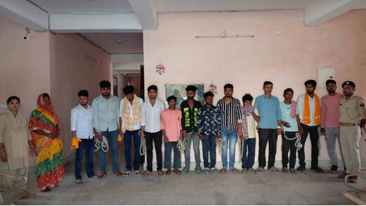 मद्य निषेध विभाग की छापेमारी, अवैध शराब बेचने और पीने के आरोप में कई गिरफ्तार