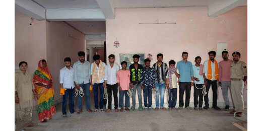 मद्य निषेध विभाग की छापेमारी, अवैध शराब बेचने और पीने के आरोप में कई गिरफ्तार