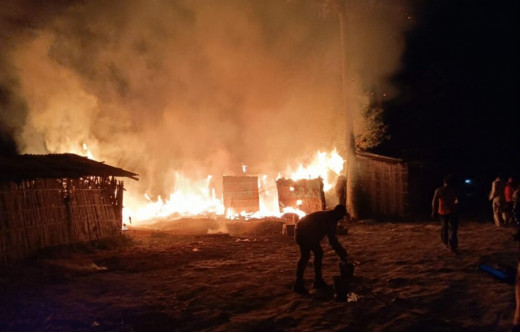 सब्जी मंडी में लगी आग, दो घर समेत कई दुकान जलकर राख