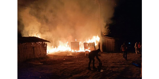 सब्जी मंडी में लगी आग, दो घर समेत कई दुकान जलकर राख