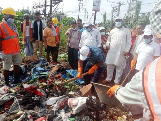 स्वच्छता ही सेवा अभियान के तहत जिलाधिकारी ने की साफ़-सफाई और लोगों को भी किया प्रेरित 