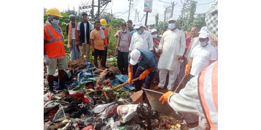 स्वच्छता ही सेवा अभियान के तहत जिलाधिकारी ने की साफ़-सफाई और लोगों को भी किया प्रेरित