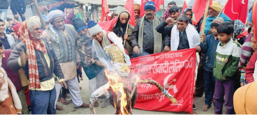 पतैली हाट पर नरेगा पीओ का पुतला दहन