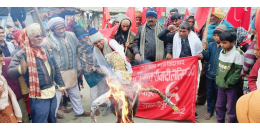 पतैली हाट पर नरेगा पीओ का पुतला दहन