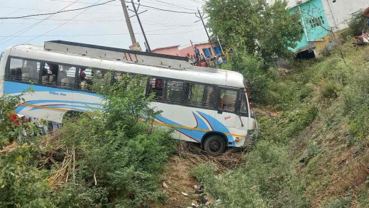 बारातियों से भरी बस पलटी, एक की मौत व दर्जनों घायल