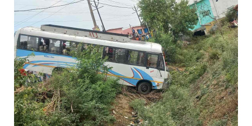 बारातियों से भरी बस पलटी, एक की मौत व दर्जनों घायल