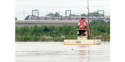 दिल्ली : यमुना बैंक मेट्रो स्टेशन के नजदीक पहुंचा बाढ़ का पानी, रास्ता बंद