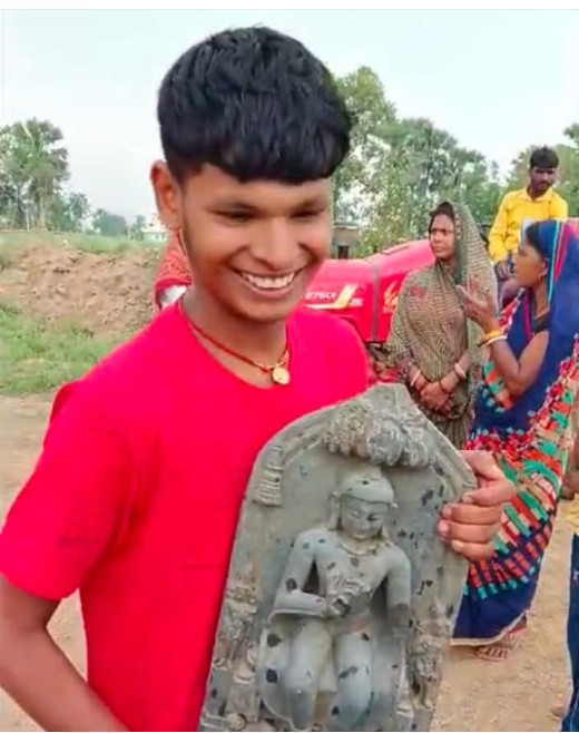 खेत की खुदाई के दौरान मिलीं भगवान बुद्ध और विष्णु की प्राचीन मूर्तियां, इलाके में हड़कंप