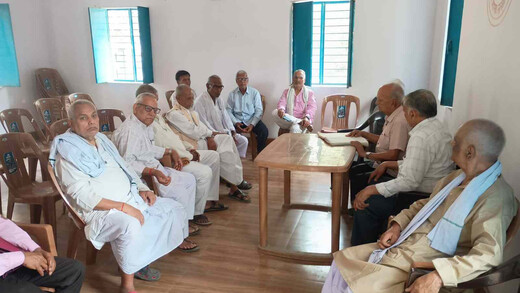 पेंशनर समाज की बैठक में बिजली और रखरखाव की समस्याओं पर चर्चा