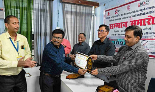 रक्तदाता और उनके समूह को किया गया सम्मानित 