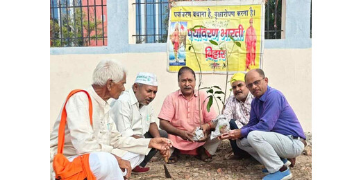 करवा चौथ पर लखीसराय में पांच पौधों का रोपण, दिवंगत सुमित्रा देवी की स्मृति को किया समर्पित