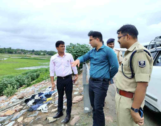 डुमरियाघाट पहुंच कर डीएम-एसपी ने गंडक नदी के बढ़ते जलस्तर का लिया जायजा