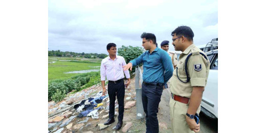 डुमरियाघाट पहुंच कर डीएम-एसपी ने गंडक नदी के बढ़ते जलस्तर का लिया जायजा