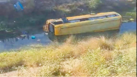 नहर में गिरी स्कूल की बस, 8 बच्चे गंभीर रूप से घायल