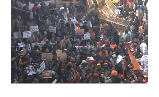 दिल्ली में बांग्लादेश उच्चायोग के बाहर प्रदर्शन, हिंदू युवक की हत्या का विरोध