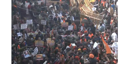 दिल्ली में बांग्लादेश उच्चायोग के बाहर प्रदर्शन, हिंदू युवक की हत्या का विरोध