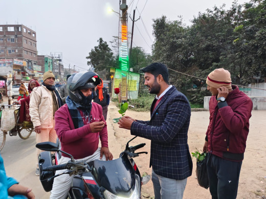सड़क सुरक्षा का अनोखा संदेश, हेलमेट पहनने वालों को गुलाब देकर किया सम्मानित