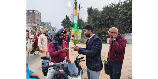 सड़क सुरक्षा का अनोखा संदेश, हेलमेट पहनने वालों को गुलाब देकर किया सम्मानित