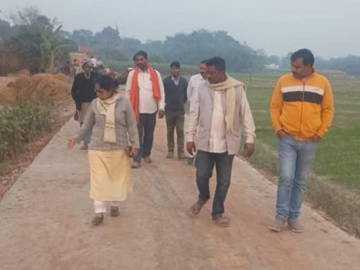 चकिया के एसडीओ ने किया निर्माणाधीन पथ का निरीक्षण