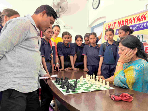 शतरंज मुकाबले से हुई खेल महोत्सव की शुरुआत, प्राचार्य डॉ. ममता रानी बनीं विजेता