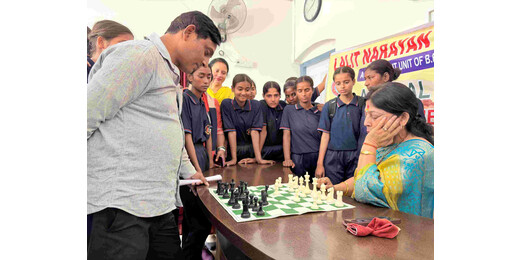 शतरंज मुकाबले से हुई खेल महोत्सव की शुरुआत, प्राचार्य डॉ. ममता रानी बनीं विजेता