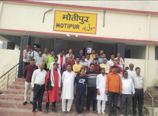 मोतीपुर स्टेशन पर इंटरसिटी एक्सप्रेस के ठहराव से खुशी की लहर