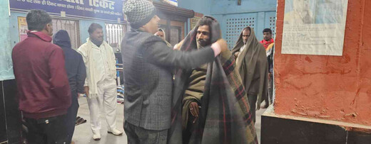 शीतलहर के बीच मानवता की मिसाल, डीएम ने आधी रात जरूरतमंदों को बांटे कंबल