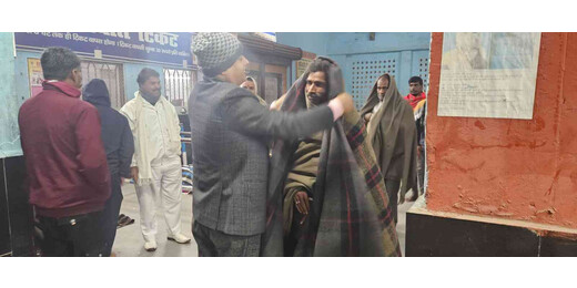 शीतलहर के बीच मानवता की मिसाल, डीएम ने आधी रात जरूरतमंदों को बांटे कंबल