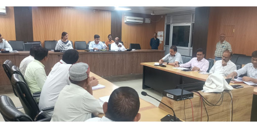 जिला निर्वाचन पदाधिकारी की अध्यक्षता में राजनीतिक दलों के प्रतिनिधियों संग बैठक